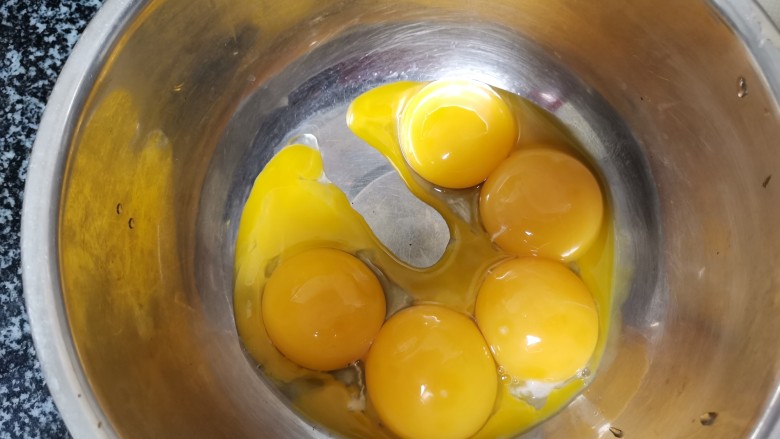 最近鸡蛋这么便宜，你可以做美味营养的蒸水蛋,鸡蛋打好备用