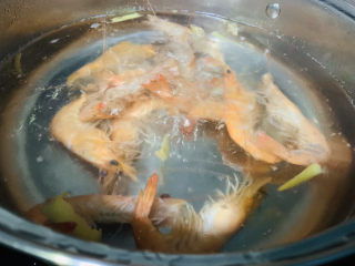 鲜虾砂锅粥,鲜虾稍微灼水，去腥味，留5只煮粥用，其他虾可以用别的煮法做；