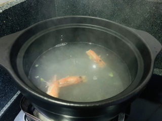 鲜虾砂锅粥,盖住啥锅锅盖，继续煮沸；