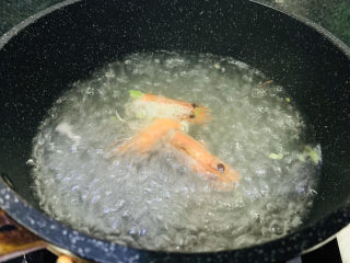 鲜虾砂锅粥,盖住锅盖，等锅里的水煮沸；