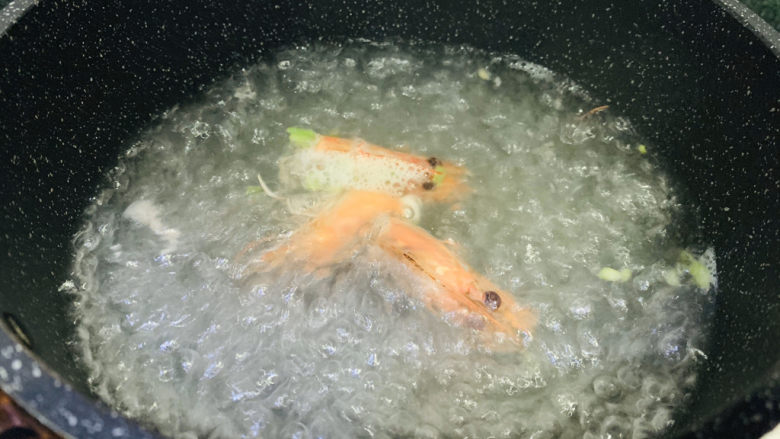 鲜虾砂锅粥,盖住锅盖，等锅里的水煮沸；