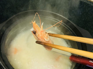鲜虾砂锅粥,把虾头夹出，丢掉；
