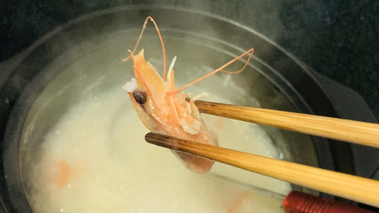 鲜虾砂锅粥,把虾头夹出，丢掉；