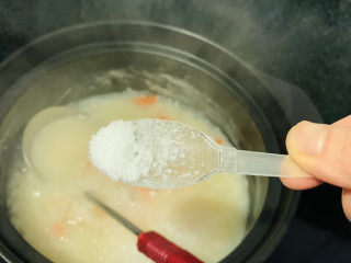 鲜虾砂锅粥,加少许盐；