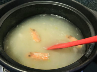 鲜虾砂锅粥,稍微搅拌几次，沸水倒入米，不容易粘锅；