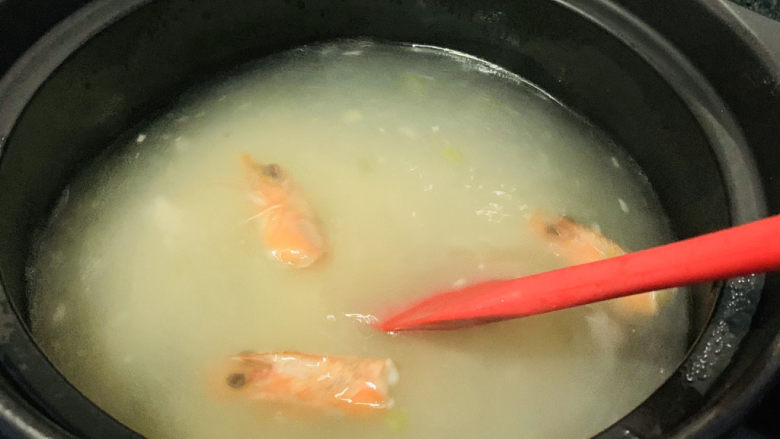 鲜虾砂锅粥,稍微搅拌几次，沸水倒入米，不容易粘锅；