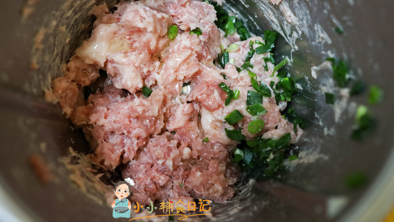 10个月以上辅食白菜猪肉馅饺子,肥肉相间的猪肉馅加30g葱花