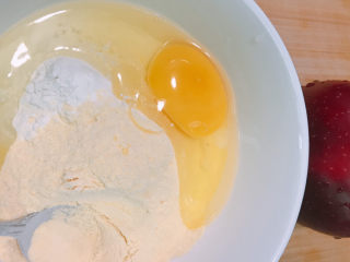 苹果饼,打入一个鸡蛋，加入盐、白糖、清水或者牛奶