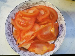 炒方便面~快手主食,西红柿一个，切片，葱姜切少许备用