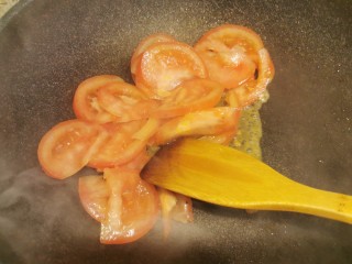 炒方便面~快手主食,锅中再放少许油，油热后将西红柿炒熟