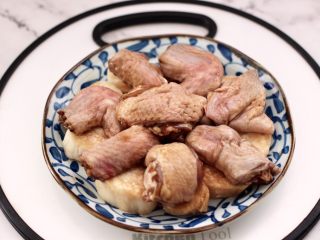 杏鲍菇蒸鸡翅,上面放上腌制好的鸡翅。