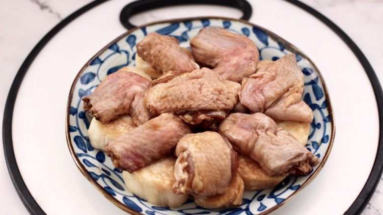 杏鲍菇蒸鸡翅,上面放上腌制好的鸡翅。