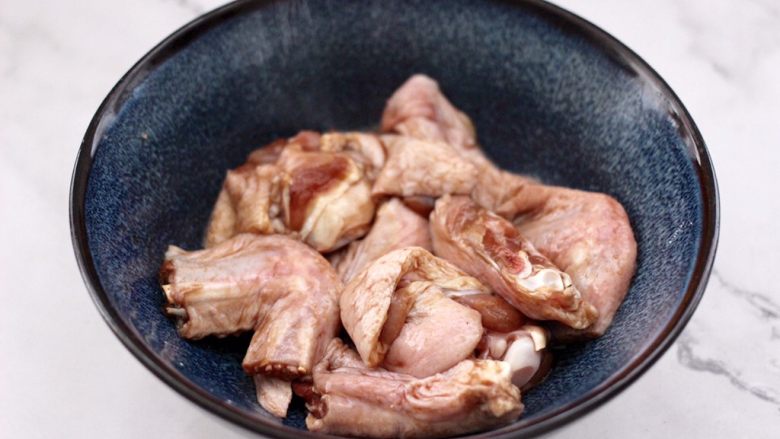 杏鲍菇蒸鸡翅,把所有的食材混合搅拌均匀，盖上保鲜膜腌制2个小时。