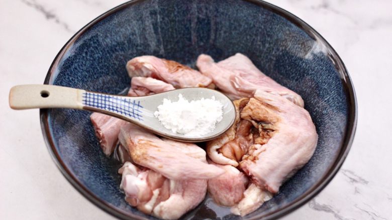 杏鲍菇蒸鸡翅,再加入淀粉，这样蒸出来的鸡翅鲜嫩多汁，能锁住水分。