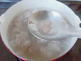 海带冬瓜汤,水开用勺子撇去浮沫，继续焯水两分钟。