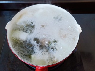 海带冬瓜汤,煮到汤汁浓白。