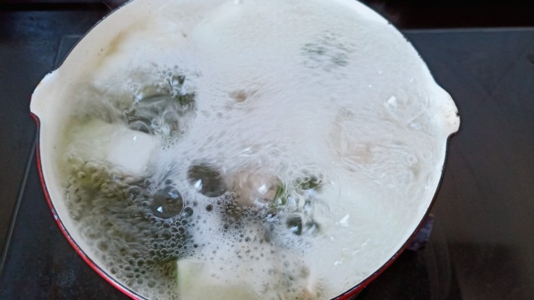 海带冬瓜汤,煮到汤汁浓白。