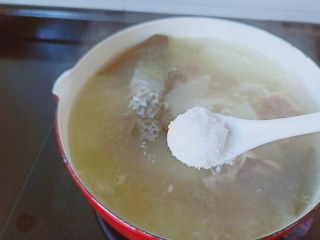 海带冬瓜汤,加一点点盐调味【海带本身很咸，所以少加一点盐】