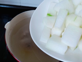 海带冬瓜汤,排骨放入锅里加入冬瓜。