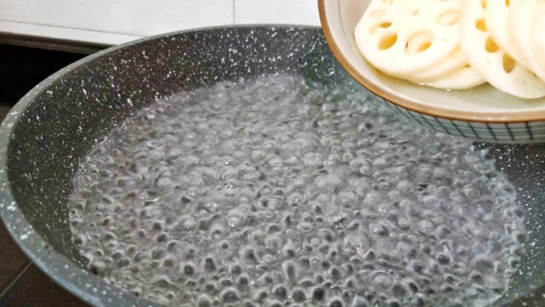 醋溜藕片,锅里水开下藕片焯水。