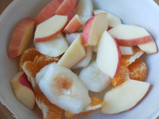 苹果雪梨汤,橘子一个去皮掰，全部放入砂锅。
