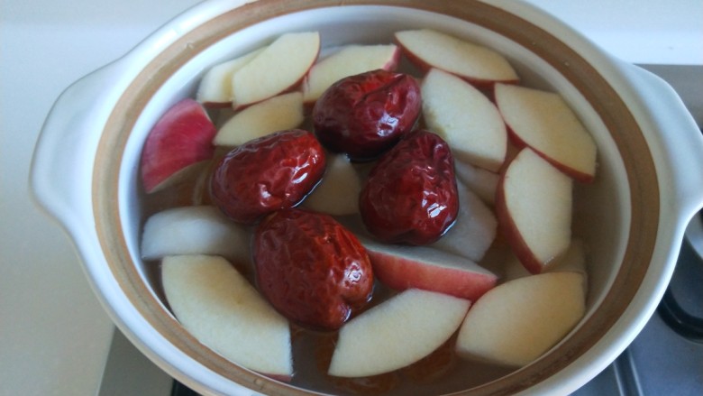 苹果雪梨汤,放入大枣加入冷水烧开。