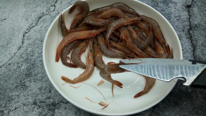 鲜虾砂锅粥,用剪刀剪去虾枪（吃的时候不容易扎到嘴巴）