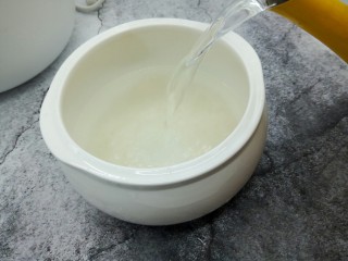 鲜虾砂锅粥,洗净的大米，加入水（加的是开水）