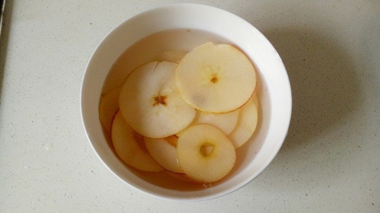 烤苹果片,放入苹果片浸泡15分钟