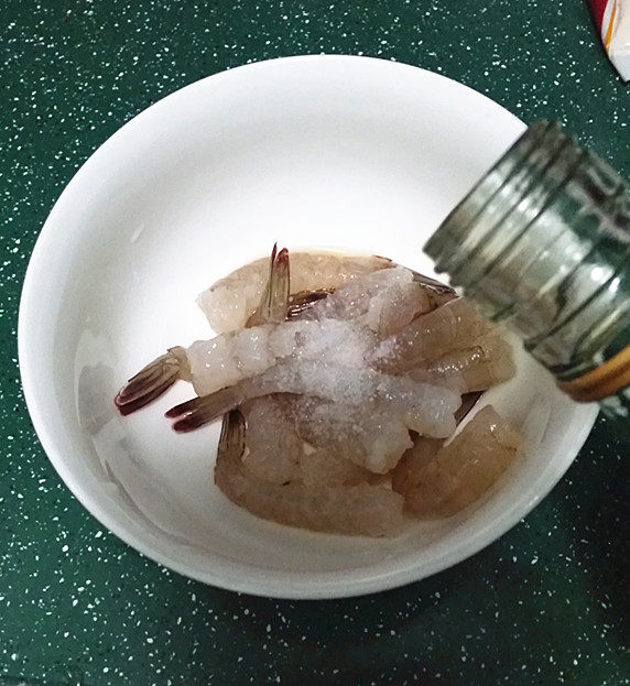 鲜虾饼,放入小碗中，加少许食盐和料酒腌制一会儿去用腥又入味