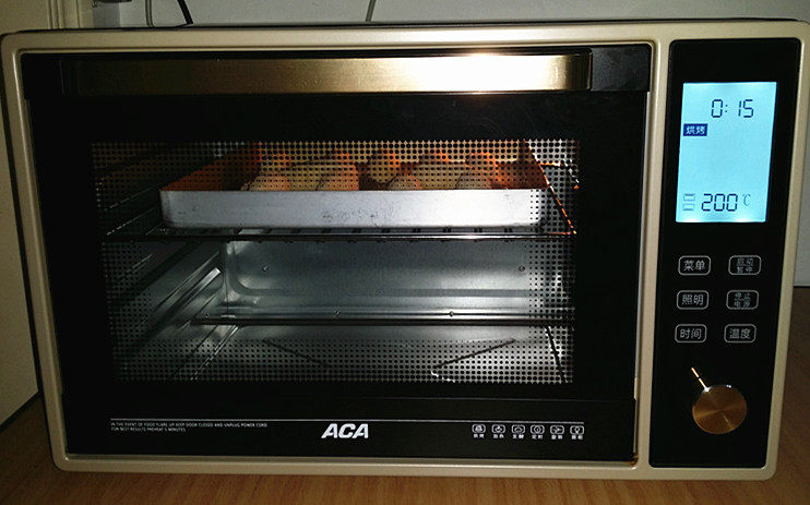 鲜虾饼,送入预热好的烤箱中层：200度上下火，烤15分钟左右