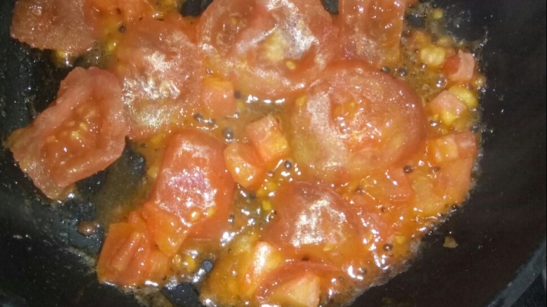 鲜美巴沙鱼汤,放入番茄酱炒香，加番茄片炒香。