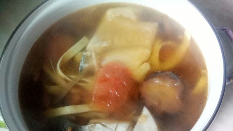 鲜美巴沙鱼汤,盛入汤盆中。