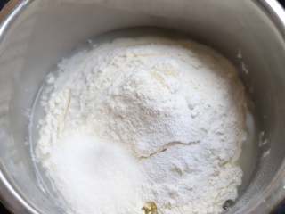 韭菜鸡蛋粉丝包子,加入面粉，白砂糖，泡打粉，面粉是普通的中筋面粉。
