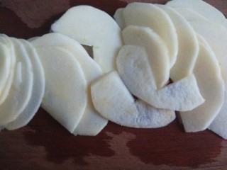 烤苹果片,切成薄厚均匀的片。