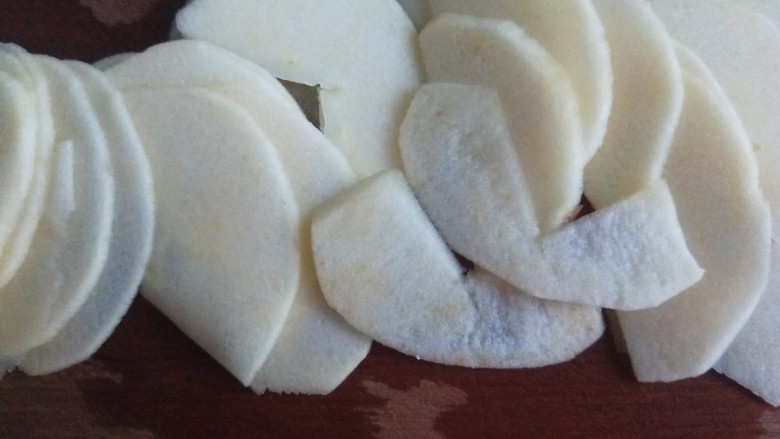 烤苹果片,切成薄厚均匀的片。