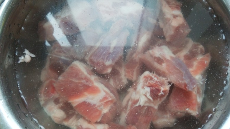 板栗炖排骨,猪小排冷水下锅。