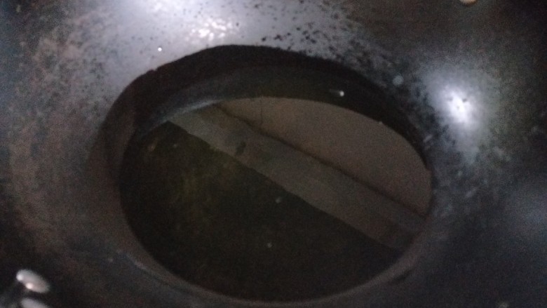 板栗炖排骨,锅中倒入适量油烧热。
