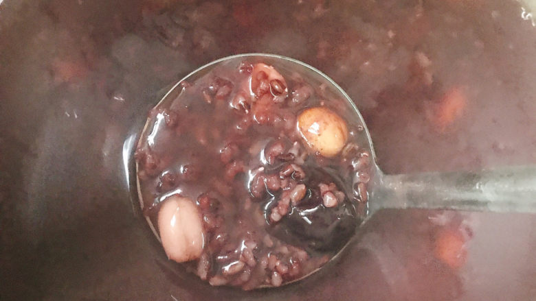 红枣黑米粥,放入锅中熬5—10分钟。（如果粥太稀可以熬多一会儿）