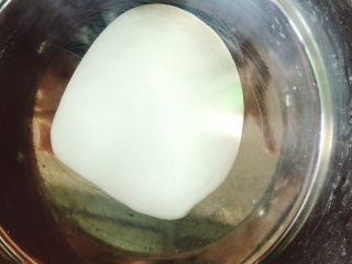 红枣红糖馒头,揉成光滑的面团，放在温暖的地方发酵