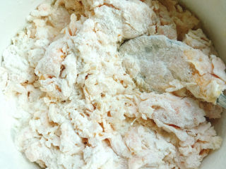 红枣红糖馒头,温水中放入酵母粉、白糖、猪油、面粉，用筷子搅拌