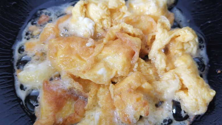 黄瓜木耳炒鸡蛋,将鸡蛋炒成小块状然后盛出备用