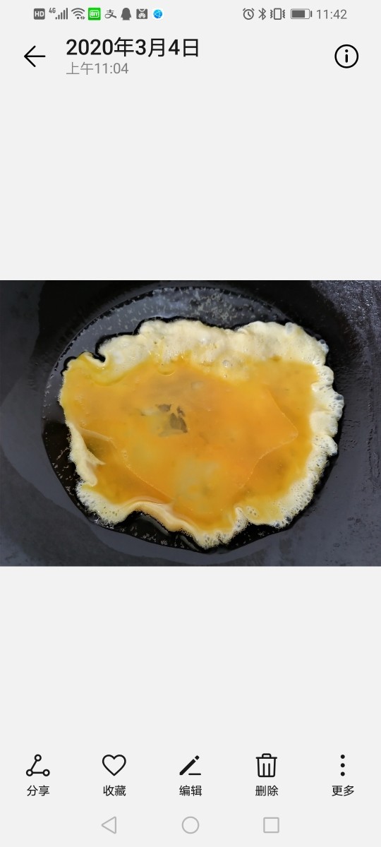 黄瓜木耳炒鸡蛋,将蛋液倒入锅中
