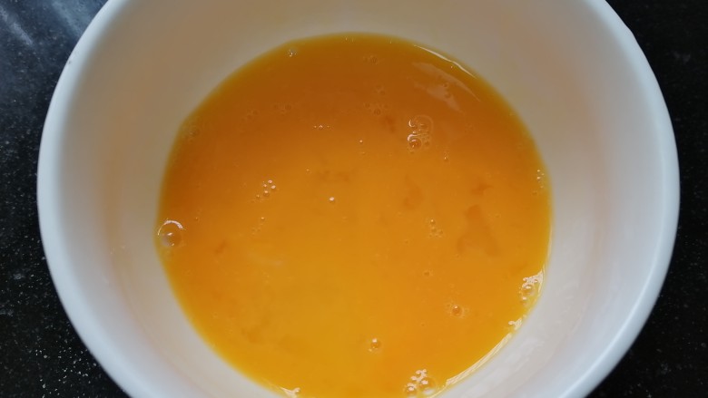 黄瓜木耳炒鸡蛋,将鸡蛋液搅打均匀
