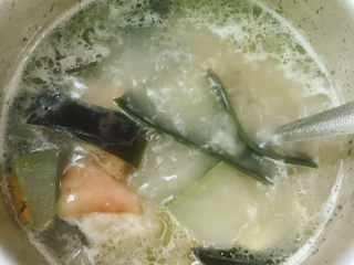 海带冬瓜汤,所有食材都很软烂了。