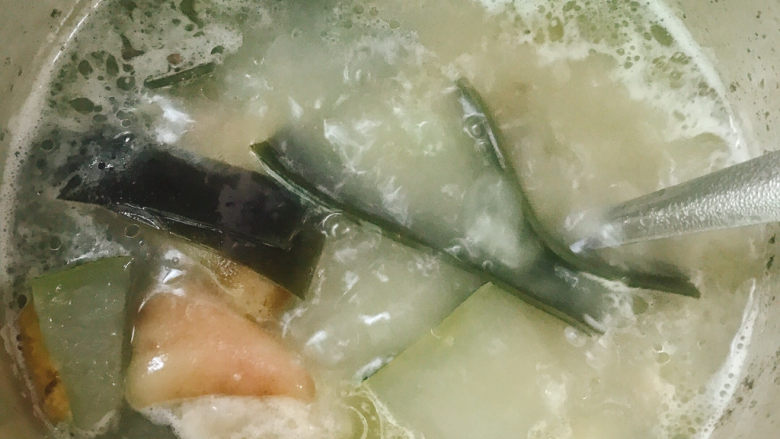 海带冬瓜汤,所有食材都很软烂了。