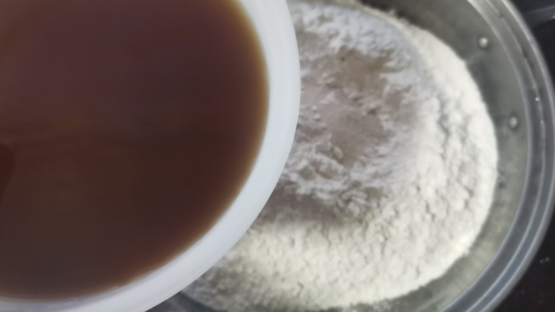 红枣红糖馒头,红糖用温水融化，依次倒入面粉中