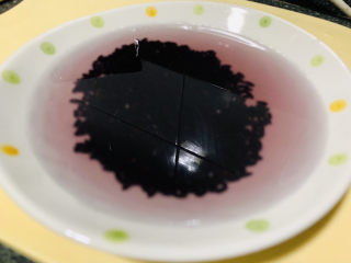 红枣黑米粥,取适量黑米，用水洗净；