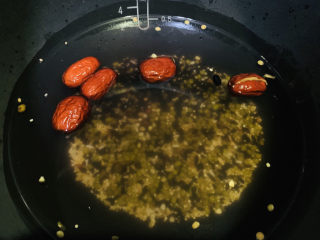 红枣黑米粥,搅拌下，盖住电饭煲；