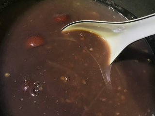 红枣黑米粥,预约时间到，粥就煮完了？打开电饭煲，稍微搅拌下；